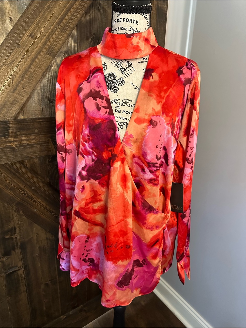 BOLD elements Women's Red and Pink Watercolor Mock-Neck Wrap Blouse